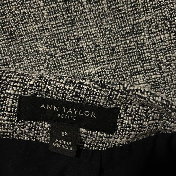 Ann Taylor Women's Tweed Pencil Skirt, size 8P US - Picture 2 of 3